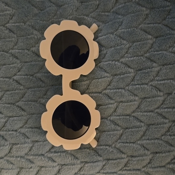 Other - *NEW* Baby Girl Flower Sunglasses